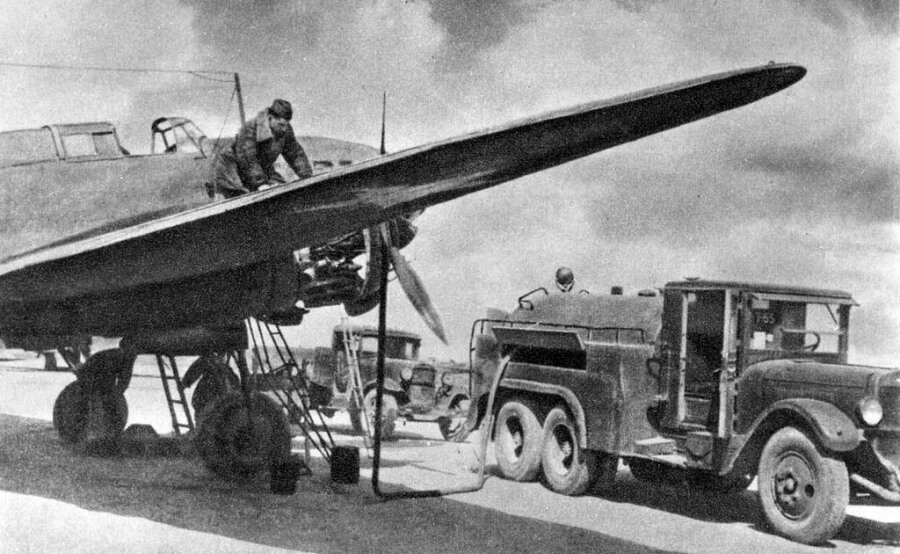 Подготовка самолета к вылет. Юго-Западный фронт. 1943